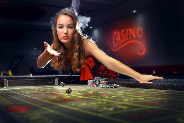 Live-casino dengan permainan meja Bagian live-casino dengan dealer langsung dan permainan meja